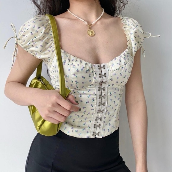 Princess Polly Top Women’s Size 8 US Light Yellow Lilac Floral Crop Puff Sleeves - Picture 3 of 15